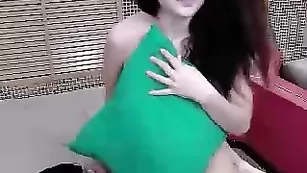 Распущенная дама nastyafox 2 шалит перед камерой