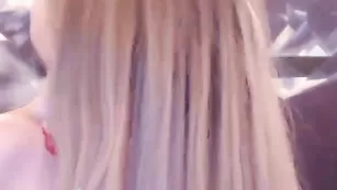 Эффектная кобыла ESSSSCADA мастурбирует пальцами