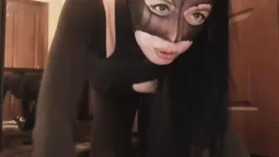 Страстная баба DJ_Vanilla рвет на себе колготки