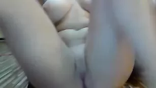 Очаровательная путана Ninja_Girl трахает киску самотыком