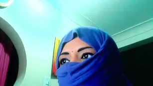 Развратная восточная сука Samanth_18 ласкает огромные сиськи