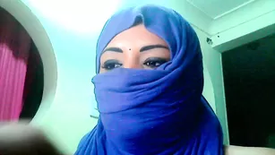 Развратная восточная сука Samanth_18 ласкает огромные сиськи