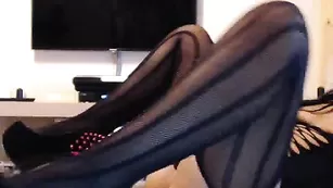 Роскошная брюнетка Rebyblack06 развлекается с секс игрушками