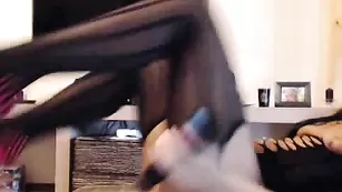 Роскошная брюнетка Rebyblack06 развлекается с секс игрушками