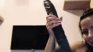 Роскошная брюнетка Rebyblack06 развлекается с секс игрушками