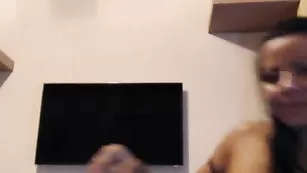 Роскошная брюнетка Rebyblack06 развлекается с секс игрушками