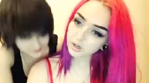 Красивые лесби Lady__Magnet целуются во фри