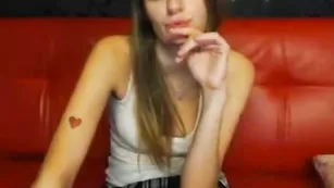 Betsie молоденькая сучка яростно мастурбирует свою пилотку