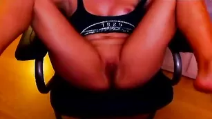 Сексуальная модель Malibubomb ласкает бритую пизду