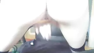 Красотка в чулках Mizbehaven мастурбирует бритую пизду