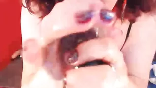 Большая старушка HOTLOVEYOU дрочит себе как в молодости