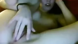 Девченка мастурбирует на вебку