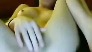 Девченка мастурбирует на вебку