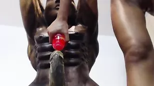 Краля с татуировками Xxx_diamant аппетитно дрочит вагину