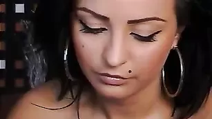 Kiten брюнетка с большим членом в руках