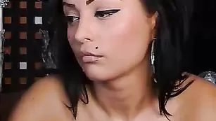 Kiten брюнетка с большим членом в руках