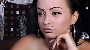 Kiten брюнетка с большим членом в руках