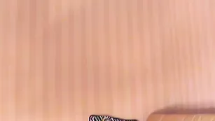 AnnaZetaJones симпатичная брюнеточка устраивает красивый стиптиз