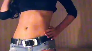 AnnaZetaJones симпатичная брюнеточка устраивает красивый стиптиз