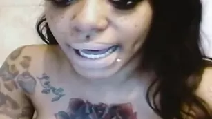 CreamyExotica в душе теребит свои дырочки