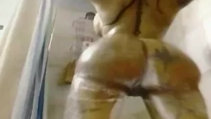 CreamyExotica в душе теребит свои дырочки