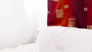 Знойная дева Sweetmandyx стоя раком дрочит обе щели