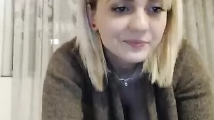 Смазливая сучка Lilly_blonde раздевается и дрочит
