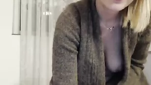 Смазливая сучка Lilly_blonde раздевается и дрочит