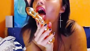 Сочная брюнеточка bagirali ласково лижет самотык