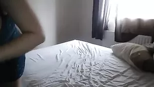 Толстушка с гигантскими титьками Ninahartleyy тискает пизду