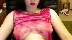 Строптивая брюнеточка QueenAnna мацает сосочки