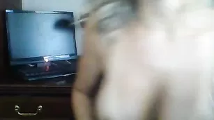 Грудастая женщина Spnkmymnky ласкает бритую вагину