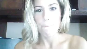 Грудастая женщина Spnkmymnky ласкает бритую вагину