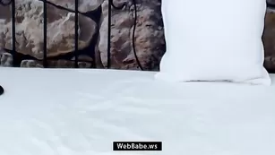 SexyNicole с маленькой грудью красиво мастурбирует