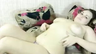 Пышная сучка Linochka_Luv ласкает интимные места