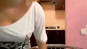 Melody умело двигает своим телом и любит помусолить свою пилотку