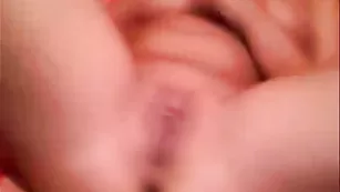 Изящная шлюха Blondicat круто тискает пилотку