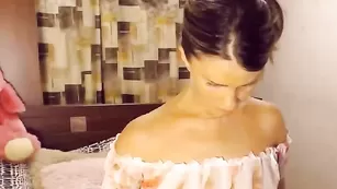 Marinelochka играет со своим резиновым членом