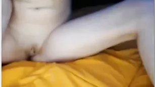 Милашка Wildestrosexx мастурбирует на камеру