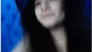 Милашка Wildestrosexx мастурбирует на камеру