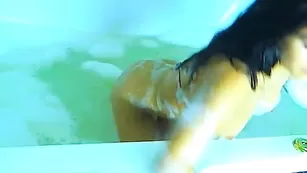 Красотка Rennesme купается в бассейне