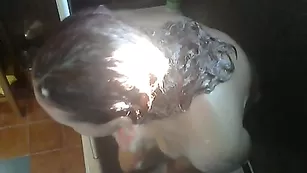 Эмоциональная шкура Fat pig принимает ванну и стонет от дрочки