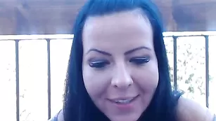 Жаркая путана Rebyblack06 трахает пизду на улице