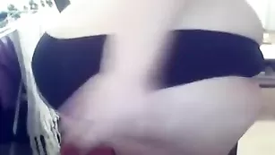 Большая сука BBW Sladja пихает пальцы в половые губки