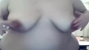 Большая сука BBW Sladja пихает пальцы в половые губки