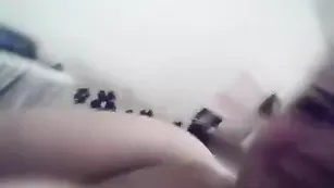 Большая сука BBW Sladja пихает пальцы в половые губки