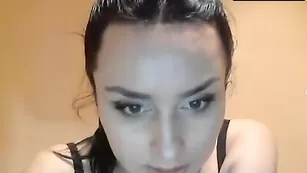 Обворожительная куколка Komsomolka1 весело танцует перед камерой