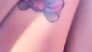 Татуированная тетка Dandignastay ласкает влагалище