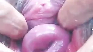 Шалунья RaisaWetsX показывает свой клитор