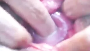 Шалунья RaisaWetsX показывает свой клитор